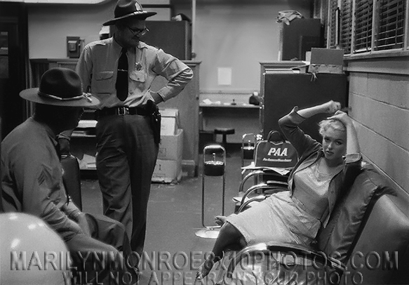 MARILYN MONROE WAITING ROOM WITH COPS (1) RARE 8x10 PHOTO