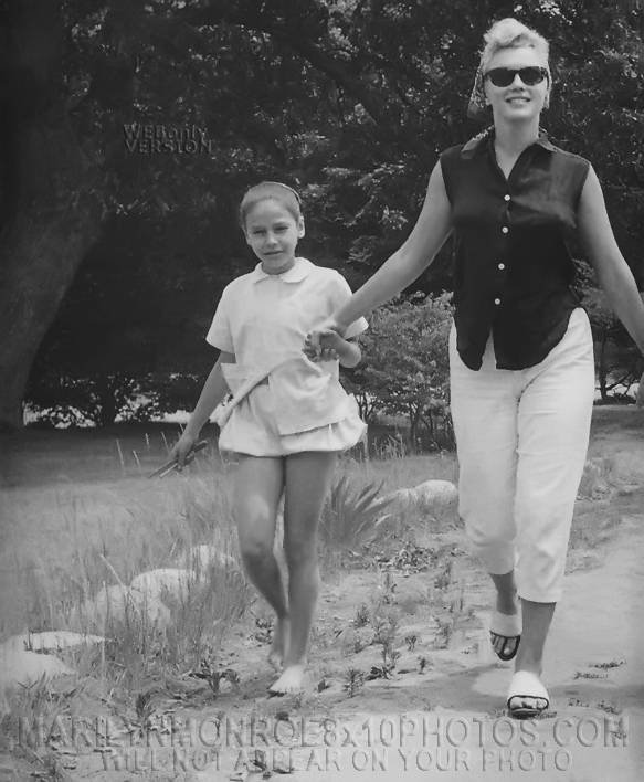 MARILYN MONROE WALKING with GiRL (1) RARE 8x10 PHOTO