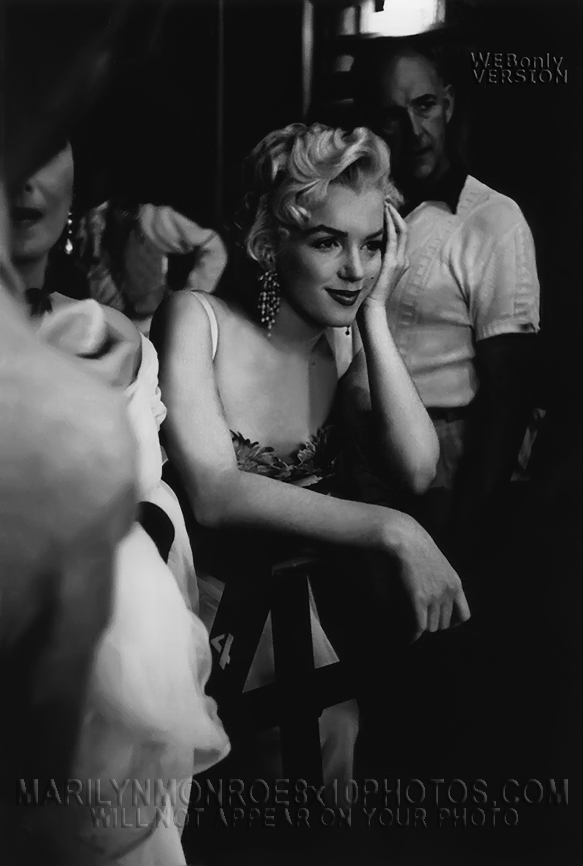 MARILYN MONROE WATCHiNG THE SHOW(1) RARE 8x10 PHOTO