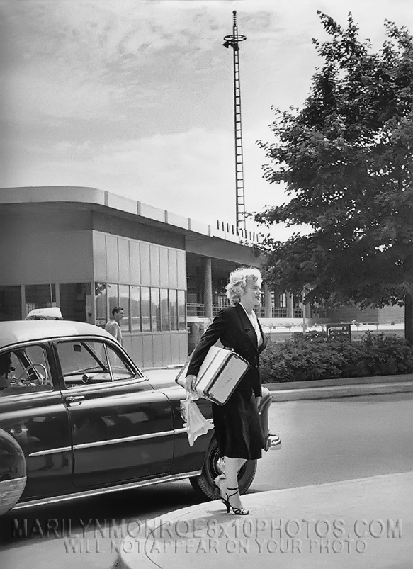 MARILYN MONROE withSUITCASE IN NiAGARA (1) RARE 8x10 PHOTO