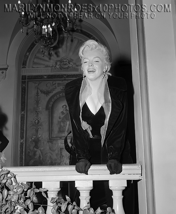 MARILYN MONROE wSirLaurence onBalcony (3) RARE 8x10 PHOTOS 