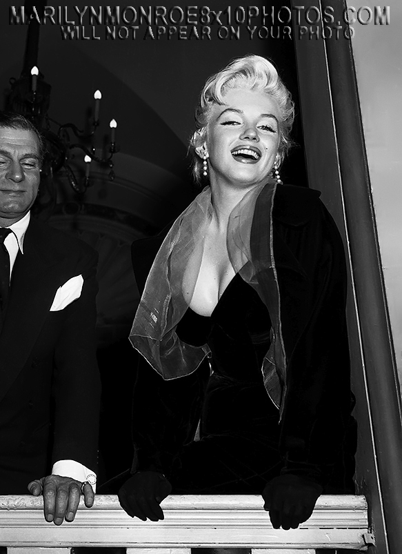 MARILYN MONROE wSirLaurence onBalcony (3) RARE 8x10 PHOTOS