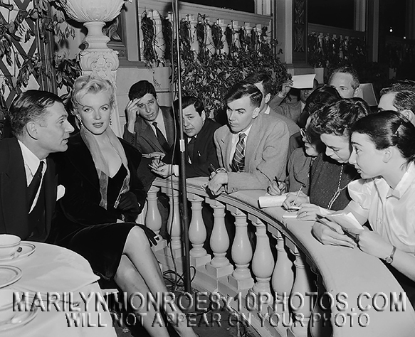 MARILYN MONROE wSirLaurence onBalcony (3) RARE 8x10 PHOTOS