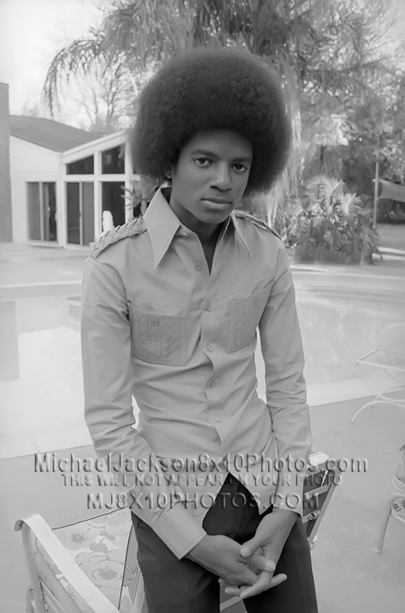 MICHAEL JACKSON  1977 OUTSIDE HIS HOME (3) RARE 8x10 PHOTOS