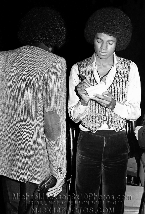 MICHAEL JACKSON  1979 SIGNING for fan (2) RARE 8x10 PHOTOS