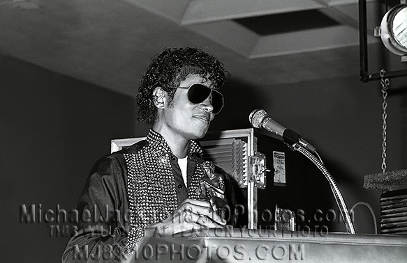 MICHAEL JACKSON  1981 AWARDING MJ (3) RARE 8x10 PHOTOS