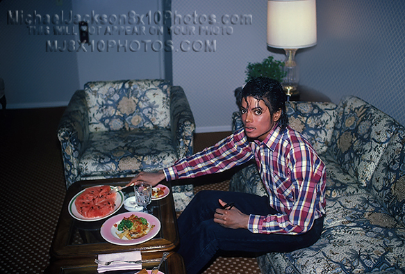 MICHAEL JACKSON  1984 AT HOME ON RANCH (3) RARE 8x10 PHOTOS