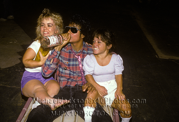 MICHAEL JACKSON 1984 DRINKING VODKA (1) RARE 8x10 PHOTO