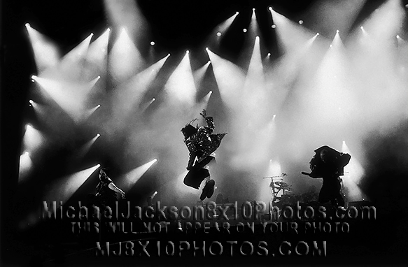 MICHAEL JACKSON  1984 JUMPING TheSTAGE (1) RARE 8x10 PHOTO