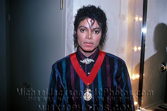 MICHAEL JACKSON 1984 MEDAL OF MJ (1) RARE 8x10 PHOTO