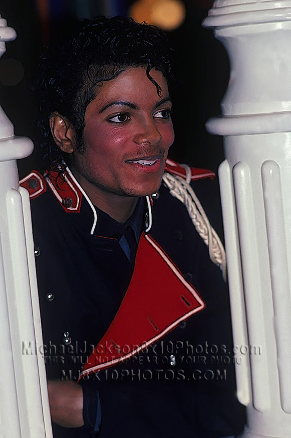 MICHAEL JACKSON 1985 19BUTTONSJACKET (3) RARE 8x10 PHOTOS