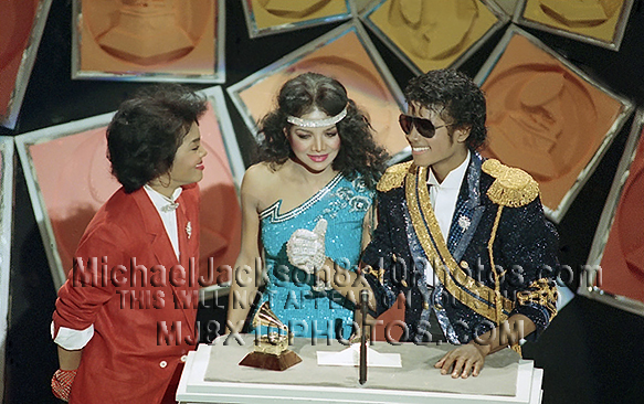 MICHAEL JACKSON 1985 AWARDS wSISTERS (3) RARE 8x10 PHOTOS