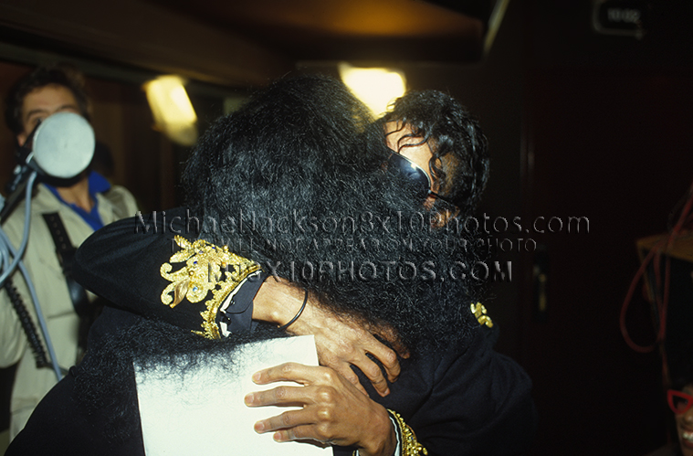 MICHAEL JACKSON  1985 HUGGING DIANA (1) RARE 8x10 PHOTO