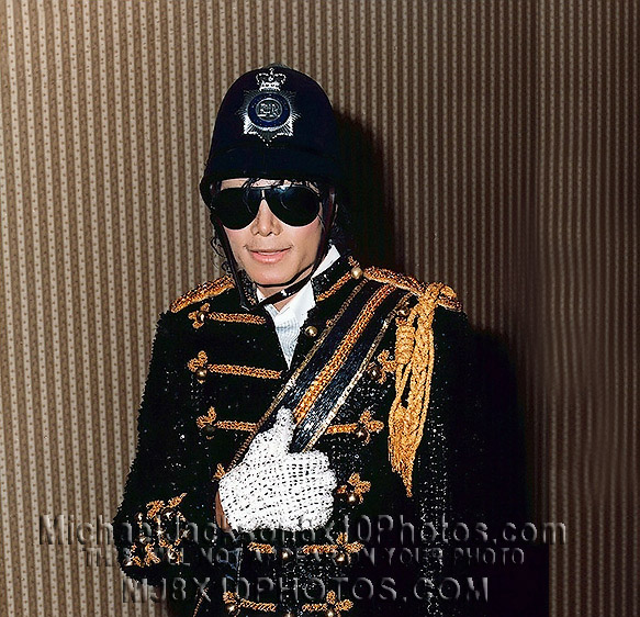 MICHAEL JACKSON 1985 INSPECTINGBOBBYs (3) RARE 8x10 PHOTOS