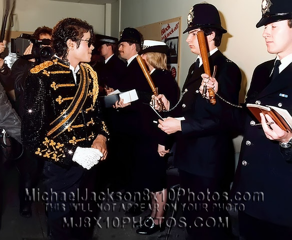 MICHAEL JACKSON 1985 INSPECTINGBOBBYs (3) RARE 8x10 PHOTOS