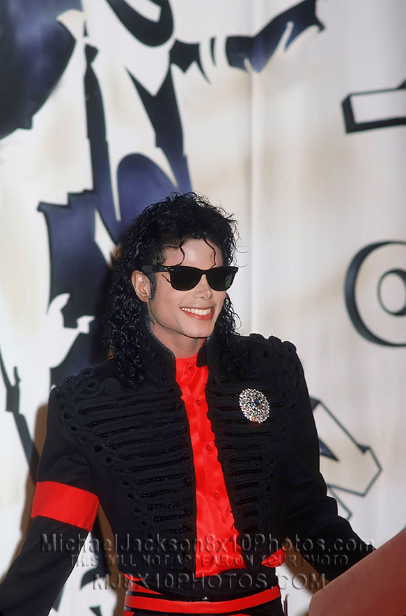 MICHAEL JACKSON  1990 AWARDING MJ (2) RARE 8x10 PHOTOS