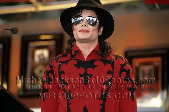 MICHAEL JACKSON 1992 in REDPRINTshirt (2) RARE 8x10 PHOTOS