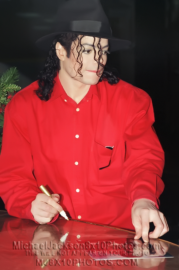 MICHAEL JACKSON 1992 SIGNING FOR FANS (1) RARE 8x10 PHOTO