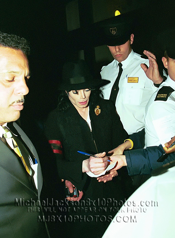 MICHAEL JACKSON 1999 VISIT TO LONDON (3) RARE 8x10 PHOTOS