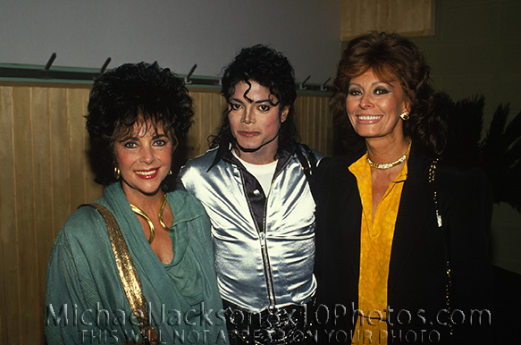 MICHAEL JACKSON BAD TOUR BACKSTAGE (2) RARE 8x10 PHOTOS