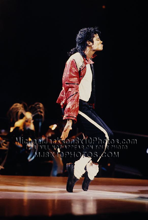 MICHAEL JACKSON BEAT IT ON HIS TOES (1) RARE 8x10 PHOTO