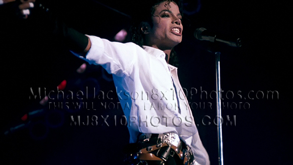 MICHAEL JACKSON  DIRTY DIANA LIVE! (3) RARE 8x10 PHOTOS