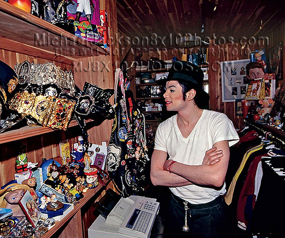 MICHAEL JACKSON  IN HIS BEDROOM CLOSET (2) RARE 8x10 PHOTOS