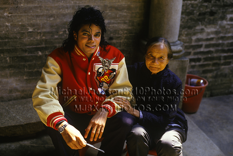 MICHAEL JACKSON in JAPAN with OldWoman (1) RARE 8x10 PHOTO