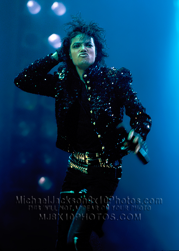 MICHAEL JACKSON ONSTAGE IN BLACKnGOLD (1) RARE 8x10 PHOTO