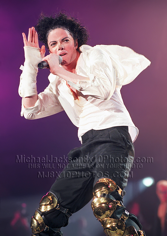 MICHAEL JACKSON ONSTAGE in GOLDKNEES(1) RARE 8x10 PHOTO
