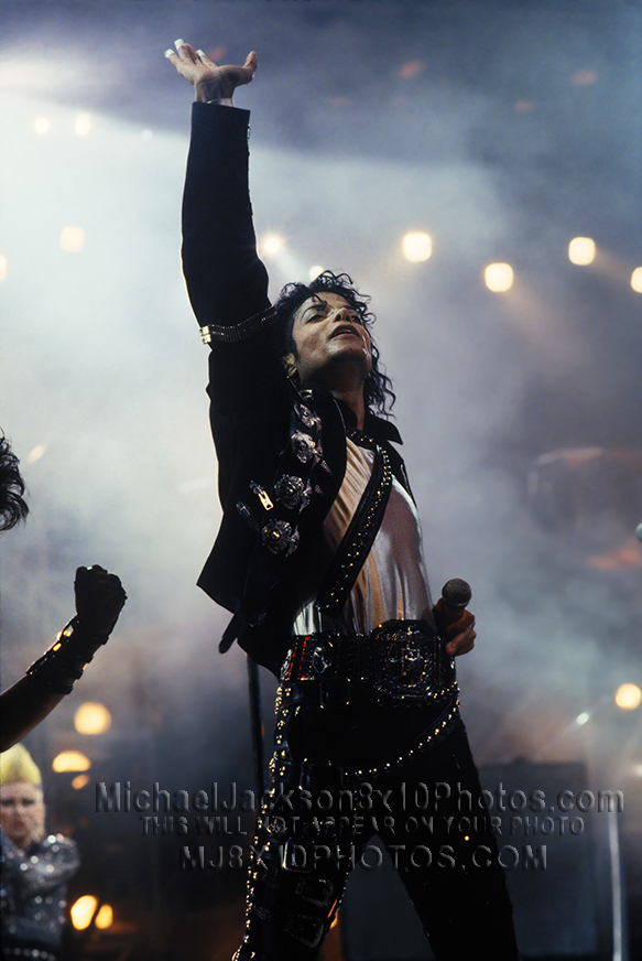 MICHAEL JACKSON ONSTAGE w HAND UP (1) RARE 8x10 PHOTO