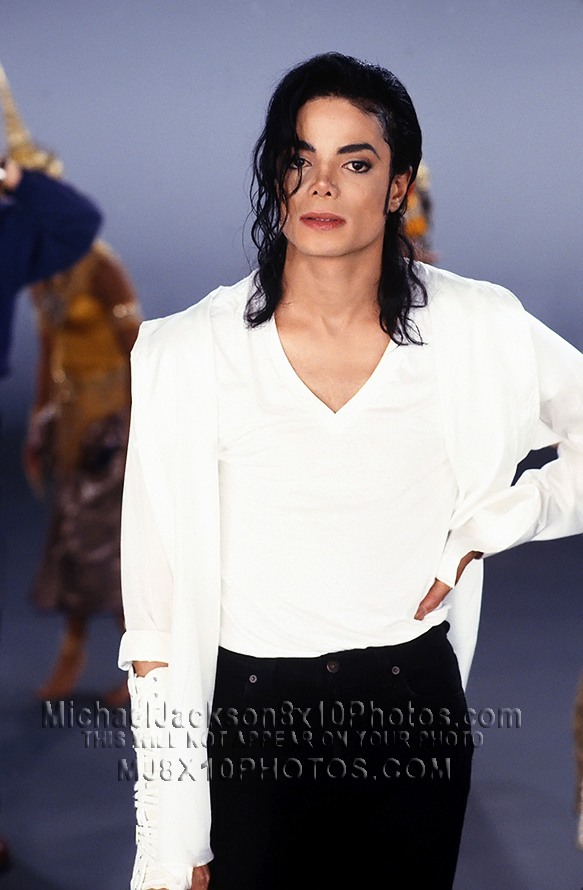 MICHAEL JACKSON  ON THE SET OF BorW (2) RARE 8x10 PHOTOS