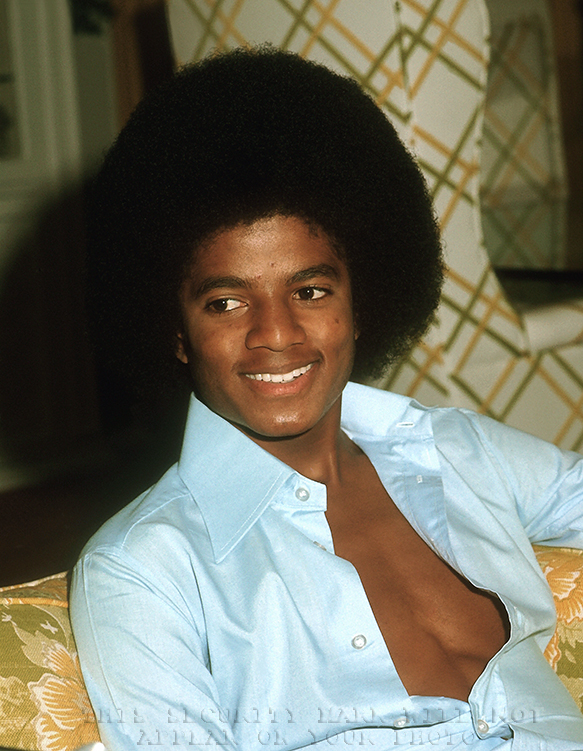 MICHAEL JACKSON IN 1978 OPEN SHIRT & RELAXED (3)RAREST 8x10 PHOTOS
