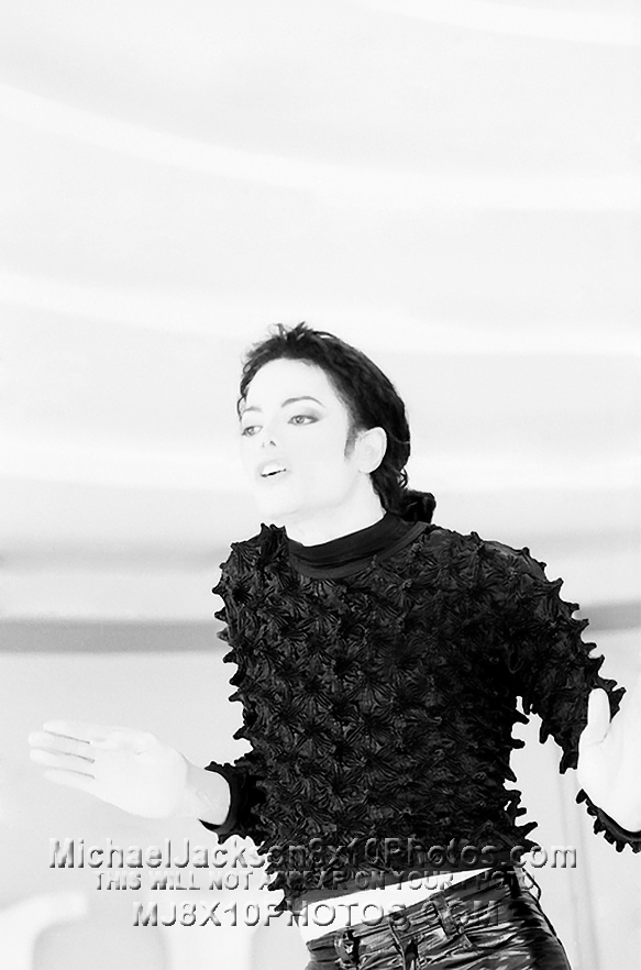 MICHAEL JACKSON  SCREAM in BnW (2) RARE 8x10 PHOTOS