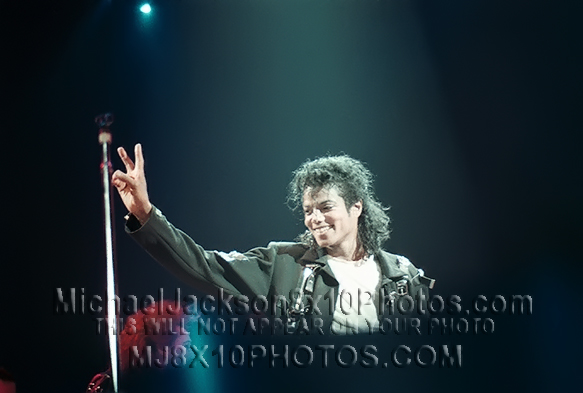 MICHAEL JACKSON THE BAD TOUR STAGE (2) RARE 8x10 PHOTOS