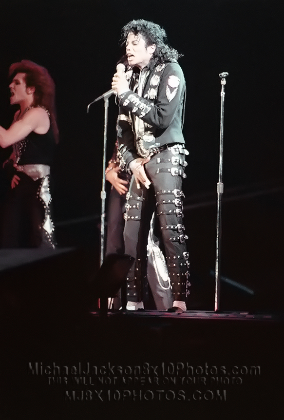 MICHAEL JACKSON THE BAD TOUR STAGE (2) RARE 8x10 PHOTOS