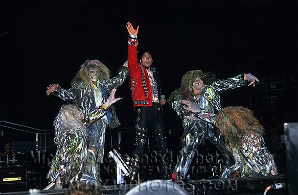 MICHAEL JACKSON THRILLER LIVE ONSTAGE (2) RARE 8x10 PHOTOS
