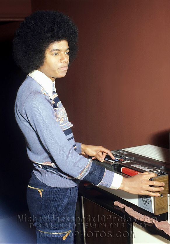 MICHAEL JACKSON w1979 RECORDING EQUIP (2) RARE 8x10 PHOTOS