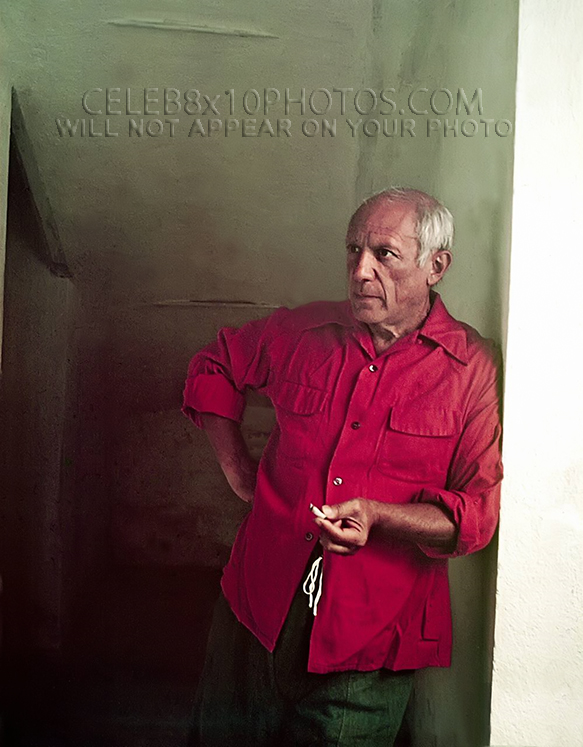 PABLO PICASSO 1949 STUDYING HIS WORK (2) RARE 8x10 PHOTOS 