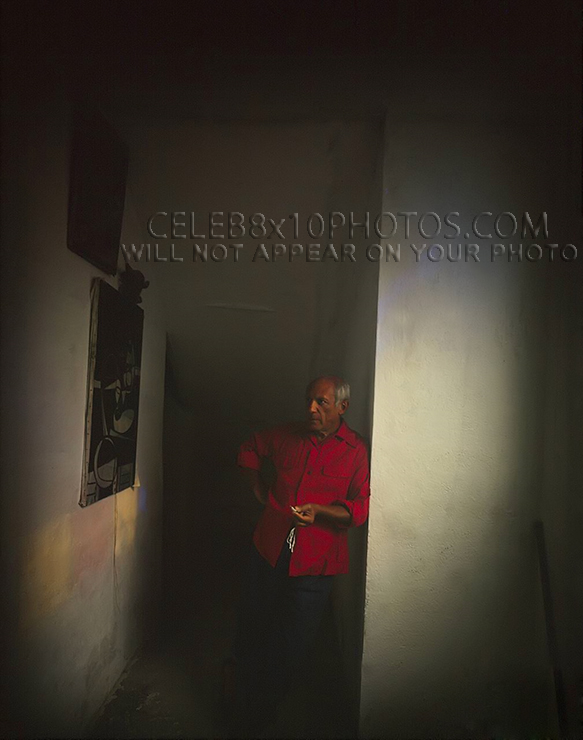 PABLO PICASSO 1949 STUDYING HIS WORK (2) RARE 8x10 PHOTOS