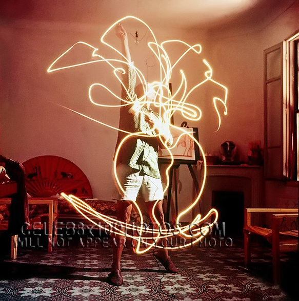 PABLO PICASSO DRAWING WITH LIGHT (3) RARE 8x10 PHOTOS 